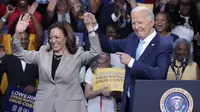 Presiden AS Joe Biden menunjuk ke arah Wakil Presiden dan calon presiden dari Partai Demokrat Kamala Harris di ruang pertemuan setelah mereka berbicara di Prince George's Community College di Largo, Maryland, Kamis (15/8/2024). (AP Photo/Stephanie Scarbrough)