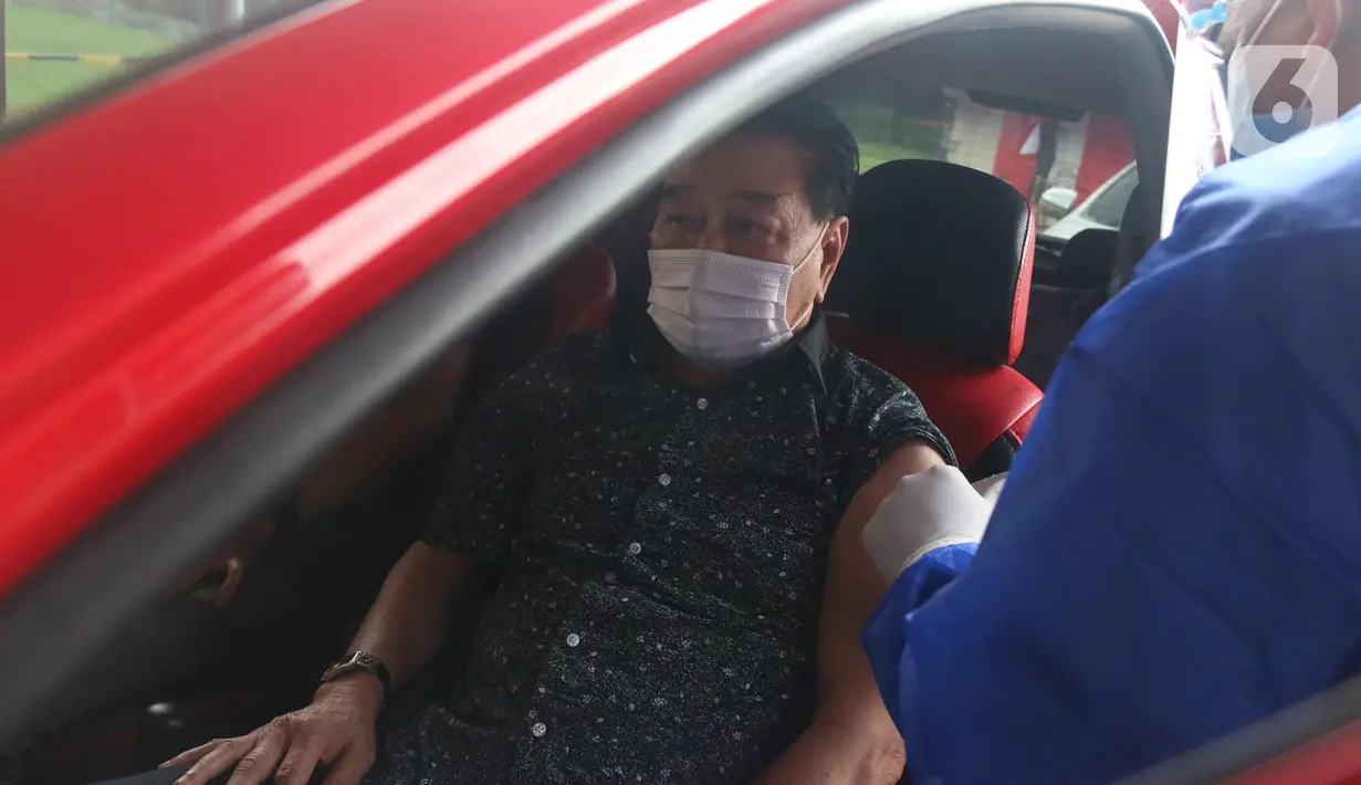 Warga menerima suntikan vaksin COVID-19 di pos pelayanan vaksinasi Covid-19 Drive Thru Halodoc Kedua di West One City, Cengkareng, Jakarta, Rabu (10/3/2021). Pos Layanan Vaksinasi itu dapat mengakomodir 250 vaksinasi per hari dengan target perluasan hingga 1.000 per hari. (Liputan6.com/Angga Yuniar)