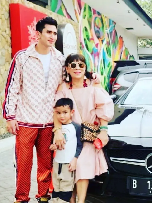 6 Potret Kebersamaan Verrell Bramasta dan Sang Nenek yang Gaul, Curi Perhatian