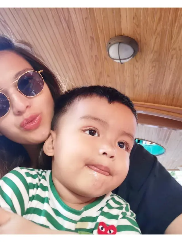 Ngaku Pernah Pukul Anak, Ini 6 Momen Nia Ramadhani Asuh Buah Hatinya