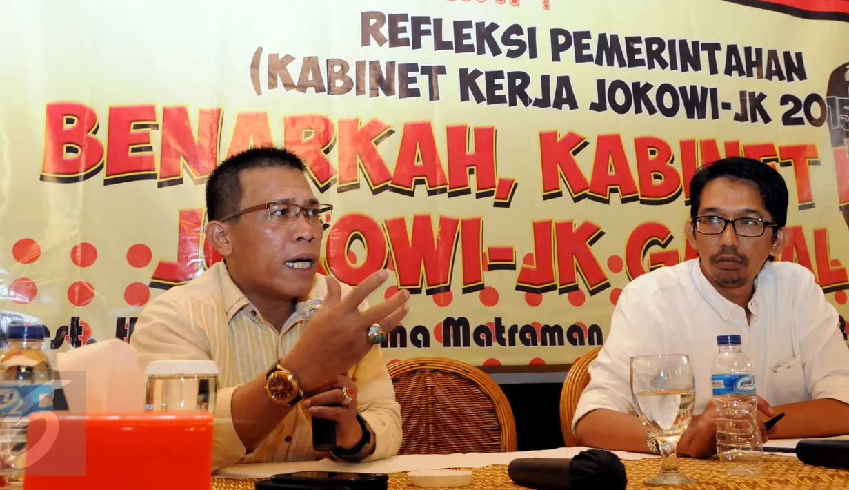 Politikus PDI Perjuangan Masinton Pasaribu (kiri) saat berbicara saat acara diskusi bertajuk "Benarkah Kabinet Kerja Jokowi-JK Gagal?" di Jakarta, Kamis (24/12). Acara ini digelar oleh Centre for Local Goverment Reform . (Liputan6.com/Helmi Afandi)