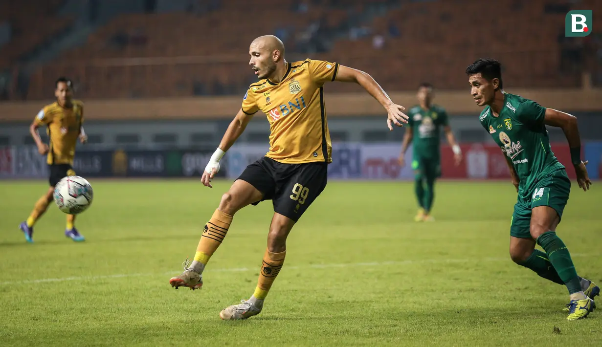 Pemain Bhayangkara FC, Youssef Ezzejjari Lhasnaoui berusaha mengontrol bola saat laga pekan ketiga BRI Liga 1 2022/2023 antara Bhayangkara FC melaran Persebaya Surabaya di Stadion Wibawa Mukti, Cikarang, Minggu (07/08/2022). (Bola.com/Bagaskara Lazuardi)