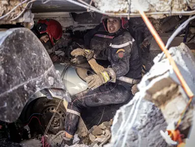 Petugas penyelamat mencari korban selamat di rumah yang runtuh pasca gempa bumi Maroko di Moulay Brahim, provinsi Al Haouz, Sabtu (9/9/2023). (FADEL SENNA / AFP)