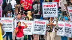 Sejumlah aktivis Perempuan Indonesia Antikorupsi menggelar aksi damai menolak korupsi di Bundaran HI, Jakarta, Minggu (8/3/2015). Mereka juga meminta Presiden Jokowi tegas dalam memberantas korupsi di Indonesia. (Liputan6.com/Yoppy Renato) 