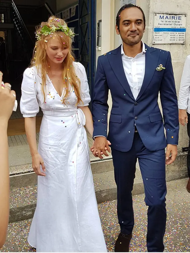 "Happy wedding LoveBirds. Hoping your life together will be rich in joy and love @bayu_ario & @valentinepayen 💐💐💐," tulis Bucielee manajer Ario Bayu, sebagai keterangan foto. (Instagram/wulanguritno)