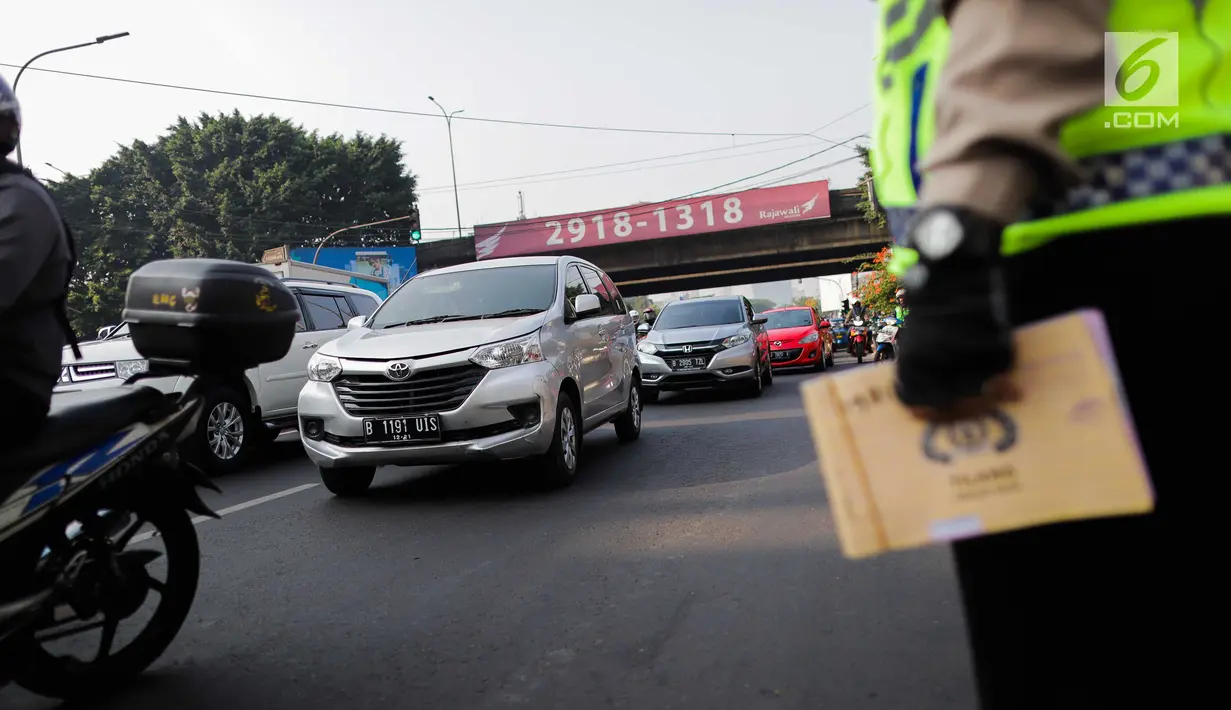 Kendaraan melintas saat pemberlakuan perluasan sistem ganjil genap di kawasan Jalan Fatmawati Raya, Jakarta, Senin (9/9/2019). Terdapat 25 ruas jalan di DKI Jakarta yang diterapkan kebijakan pembatasan kendaraan bermotor ini. (Liputan6.com/Faizal Fanani)