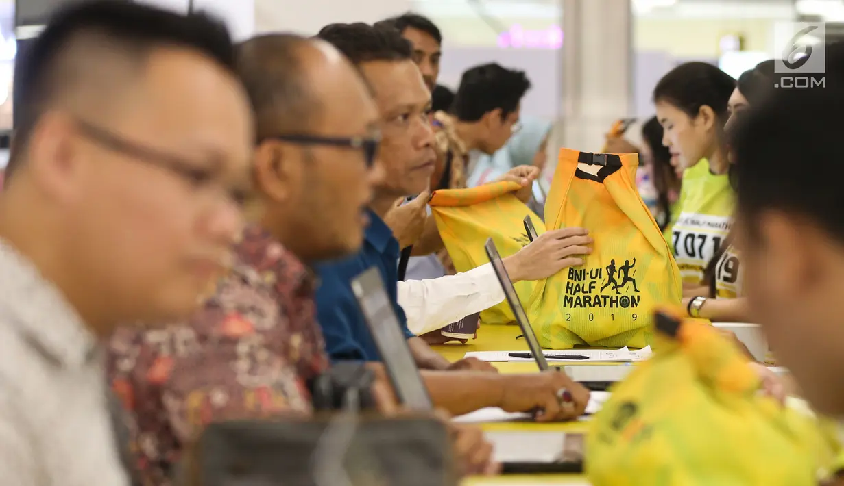 Warga mendaftar sebagai peserta BNI UI Half Marathon 2019 di FX Sudirman, Jakarta, Rabu (3/6/2019). Half Marathon merupakan kegiatan penutup dari kepengurusan ILUNI UI dalam Komunitas Rumah Kita 2016-2019. (Liputan6.com/Fery Pradolo)