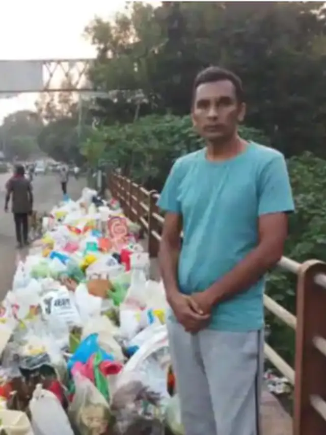 Agar Tak Ada yang Buang Sampah Sembarangan, Pria Ini Berdiri di Jembatan Seharian