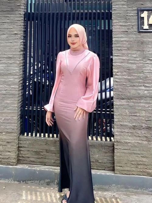 Brokat Modern Contoh Dress Simple Model Baju Bridesmaid Hijab Satin, Manis  Dan Menawan!