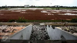 Suasana proyek pembangunan arena pacuan kuda Pulomas, Jakarta, Rabu (1/2). Kemajuan pembangunan arena pacuan yang akan digunakan dalam Asian Games 2018 itu mencapai 30 persen. (Liputan6.com/Faizal Fanani)