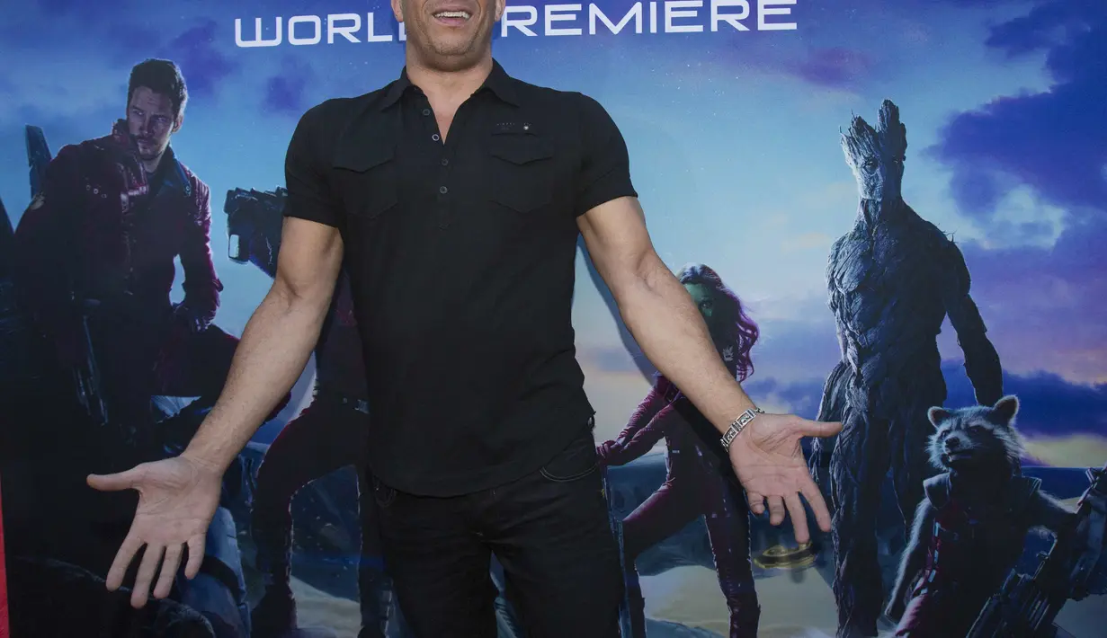 Aktor berkebangsaan Amerika Serikat itu berpose di belakang banner film yang dibintanginya di Hollywood, California, Selasa (22/7/14). (REUTERS/Mario Anzuoni)