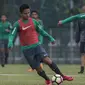 Pemain Timnas Indonesia, Syahrian Abimanyu menghindari kejaran Bima Sakti saat latihan di Lapangan ABC Senayan, Jakarta, Sabtu (17/3/2018). Latihan ini merupakan persiapan jelang laga uji coba melawan Singapura. (Bola.com/Vitalis Yogi Trisna)