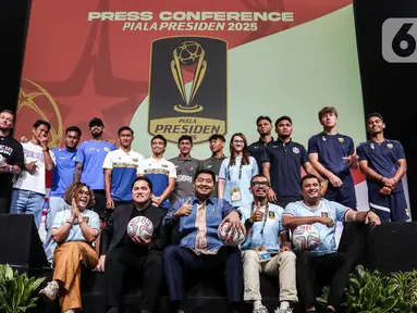 Direktur Surya Citra Media (SCM) Harsiwi Achmad, Ketua Umum Persatuan Sepak Bola Seluruh Indonesia (PSSI) Erick Thohir, Ketua Steering Committee Piala Presiden 2025 Maruarar Sirait dan Ketua Panitia Pelaksana Arya Sinulingga (duduk dari kiri ke kanan) usai memberikan keterangan terkait gelaran Piala Presiden 2025 di SCTV Tower, Jakarta, Jumat (4/7/2025). (Liputan6.com/Herman Zakharia)
