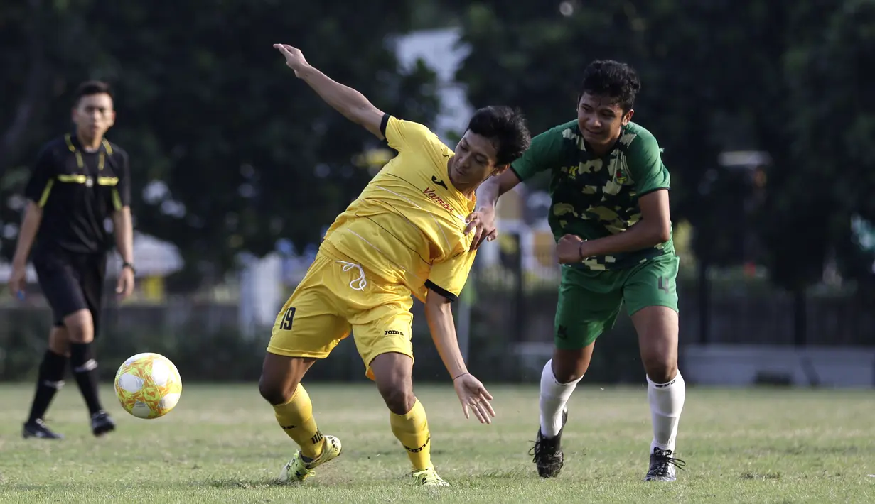 Gelandang Vamos Indonesia, Dony, berebut bola dengan pemain PS Tira Persikabo U-18 pada pertandingan persahabatan di Lapangan A GBK, Jakarta, Rabu (29/5). Kedua klub bermain imbang 1-1. (Bola.com/Yoppy Renato)