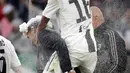 Pemain Juventus Juan Cuadrado menyemprotkan busa pada pelatih Massimiliano Allegri pada akhir pertandingan saat menghadapi Fiorentina dalam Serie A Liga Italia di Stadion Allianz, Turin, Italia, Sabtu (20/4). Juventus menjuarai Serie A Liga Italia 2018/2019. (AP Photo/Luca Bruno)
