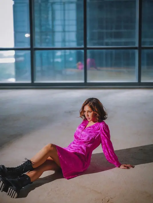 Jangan diragukan lagi kemampuan modeling dari Vanesha. Ia sangat percaya diri saat jalani pemotretan dengan berbagai gaya. Termasuk gaya kecenya memakai oufit merah muda dengan posisi duduk di lantai yang membuat Vanesha terlihat sangat menawan. (Liputan6.com/IG/@vaneshaass)