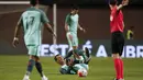 Pemain  Portugal, Cristiano Ronaldo meringis kesakitan saat dijatuhkan pemain Belgia pada laga persahabatan di Stadion Magalhaes Pessoa, Leiria, Portugal, Rabu (30/3/2016) dini hari WIB. (REUTERS/Rafael Marchante)