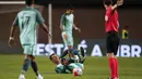 Pemain  Portugal, Cristiano Ronaldo meringis kesakitan saat dijatuhkan pemain Belgia pada laga persahabatan di Stadion Magalhaes Pessoa, Leiria, Portugal, Rabu (30/3/2016) dini hari WIB. (REUTERS/Rafael Marchante)