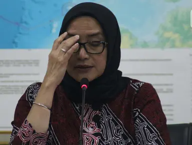 Komisioner KPU RI, Evi Novida Ginting saat memberi keterangan terkait pernyataan sikap KPU RI terhadap putusan DKPP di Gedung KPU RI, Jakarta, Kamis (19/3/2020). Evi Novida Ginting menyatakan keberatan dan akan mengajukan gugatan atas putusan DKPP. (Liputan6.com/Helmi Fithriansyah)