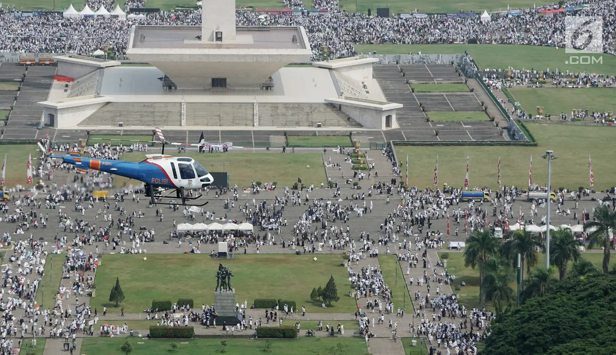 Helikopter polisi saat memantau pelaksanaan aksi reuni 212 di Lapangan Monas, Jakarta, Minggu (2/12). Penyelenggaraan reuni ini merupakan kali kedua setelah juga dilakukan pada 2017. (Merdeka.com/Iqbal S. Nugroho)