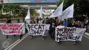 Massa Jaringan Aktivis Pro-Demokrasi membentangkan spanduk di depan Kemenko Maritim, Jakarta, Jumat (16/9). Mereka mendesak Pemerintah menghentikan seluruh izin proyek penguasaan wilayah pantai oleh swasta dengan dalih reklamasi (Liputan6.com/Johan Tallo)