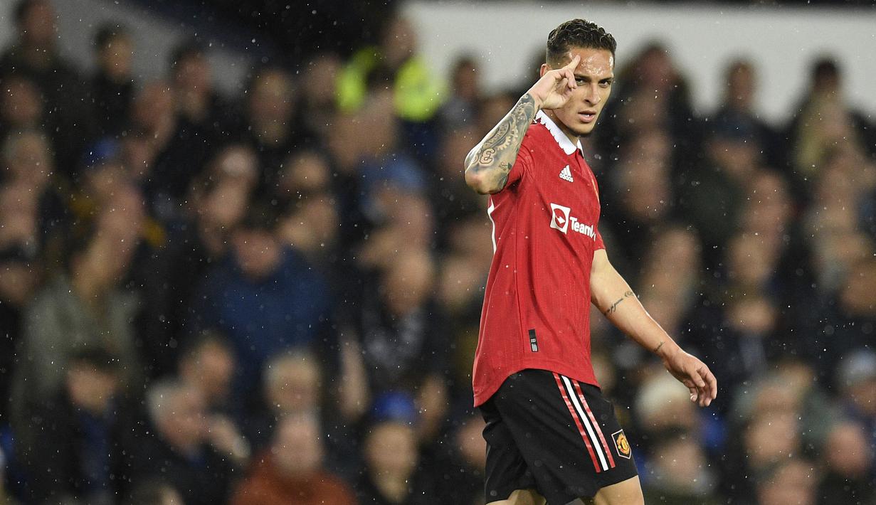 Antony datang ke Old Trafford bebarengan dengan Casemiro pada bursa transfer musim ini. Antony merupakan sosok pembeda di MU tampil memuaskan sejauh ini. Pemain berusia 22 tahun itu langsung membuat dampak dan menjadi idola baru bagi para penggemar Man United. Antony memulai debutnya di Man United dengan mencetak gol dalam tiga laga pertandingan di Premier League. (AFP/Oli Scarff)