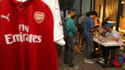 Para peserta Roaring Night pertandingan Liga Inggris 2023/2024 antara Arsenal kontra Crystal Palace melakukan registrasi sebelum dimulainya acara di Bucketlist Indonesia, Bogor, Sabtu (20/1/2024). (Bola.com/Bagaskara Lazuardi)