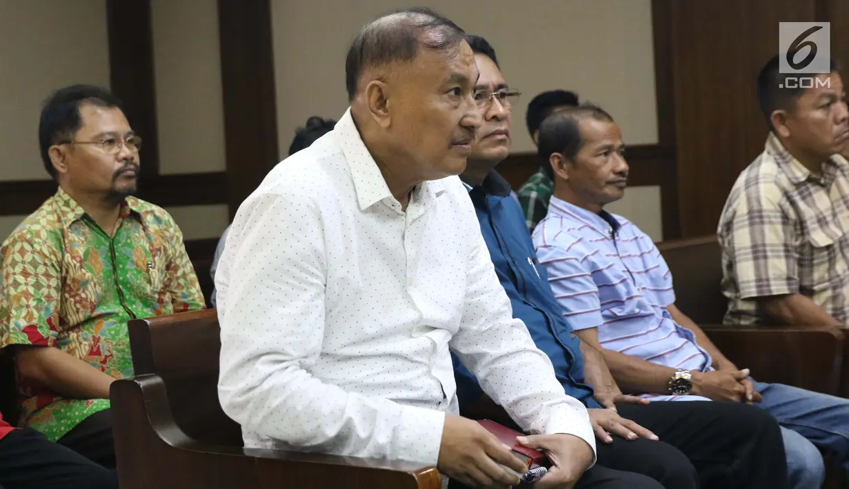 Terdakwa dugaan korupsi e-KTP, Markus Nari bersiap mengikuti sidang lanjutan di Pengadilan Tipikor, Jakarta, Rabu (4/9/2019). Dalam sidang beragendakan putusan sela tersebut Majelis Hakim menolak eksepsi yang diajukan terdakwa dan memutuskan melanjutkan persidangan. (Liputan6.com/Helmi Fithriansyah)