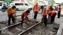 Pekerja membongkar aspal untuk mengganti bantalan rel kereta api di kawasan Stasiun Karet, Jakarta, Rabu (28/12). Selain itu perawatan dan pengecekan rutin rel kereta api ini juga untuk mencegah amblesnya bantalan rel. (Liputan6.com/Gempur M. Surya)