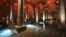 <p>Pengunjung berjalan melewati kolom Medusa di Basilika Cistern era Bizantium di Istanbul, Turki, Rabu, 27 Juli 2022. Meski dulunya dikenal sebagai tempat penampungan air, namun saat ini hanya dapat ditemukan beberapa tempat dengan kolam yang terisi dengan air. (AP Photo/Emrah Gurel)</p>