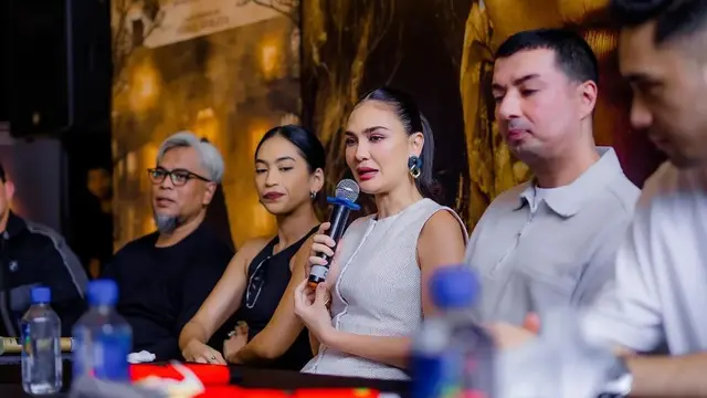 Luna Maya saat perilisan official trailer film Suzanna: Malam Jumat Kliwon. (Foto: https://www.instagram.com/p/Ct0gyGTL0uV/?hl=en)