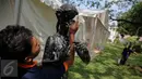 Pekerja membersihkan patung di lingkungan komplek Istana Kepresidenan, Jakarta, Senin (10/8/2015). Istana Kepresidenan mulai dipercantik untuk menyambut perayaan HUT Kemerdekaan RI ke-70. (Liputan6.com/Faizal Fanani)