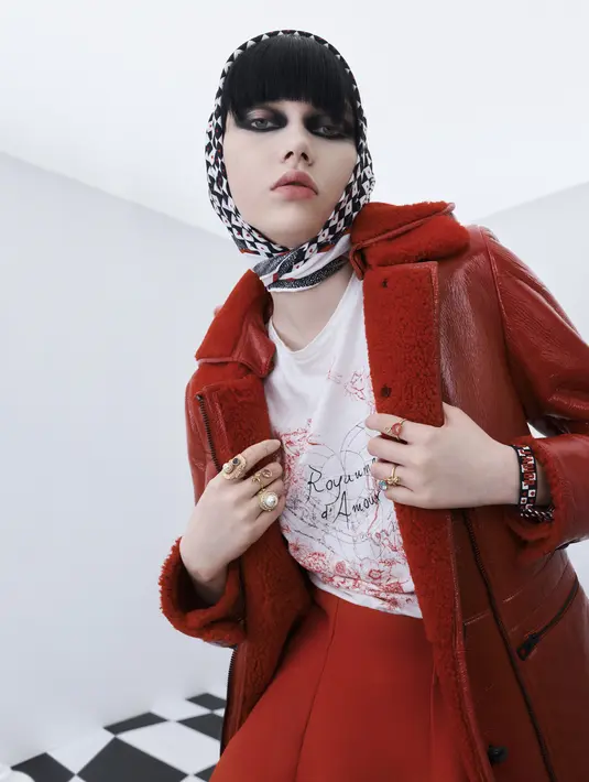 Sweater, t-shirt, syal sutra, dan topi bob juga bisa melengkapi tampilanmu, lewat koleksi ini. Foto: Document/Dior.