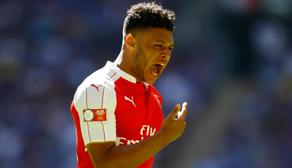 Gelandang Arsenal, Oxlade Chamberlain melakukan selebrasi usai mencetak gol ke gawang Chelsea pada pertandingan FA Community Shield di Wembley Stadium, Minggu (2/8/2015). Arsenal menang atas Chelsea dengan skor 1-0. (Reuters/Darren Staples)