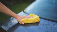 Jangan cuci mobil pakai spons, berpotensi tergores. 