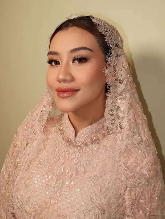 Saat Pengajian, Aaliyah Massaid tampil memesona dirias dengan nuansa merah muda yang membaur sempurna di kulit putihnya. [Foto: Instagram/leoafandi_]