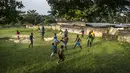 Bocah-bocah Gabon sedang menikmati bermain sepak bola di Franceville (17/1/2017). Antusias bermain sepak bola karena Gabon menjadi Tuan Rumah penyelenggara Piala Afrika 2017.  (AFP/Khaled Desouki)