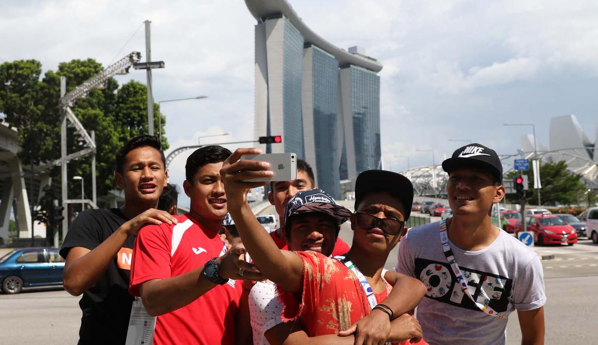 Berfoto dengan latar Marina Bay Sand. (Bola.com/Arief Bagus)