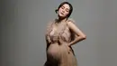 Setelah sebelumnya berpose sambil duduk, setelahnya Vicy Melanie berpose berdiri sembari menutup mata. Pencahayaan lampu yang gelap, membuat hasil foto Vicy Melanie ini estetik. Makin cantik ketika hamil, tak sedikit netizen yang memuji istri Kevin Aprilio ini. Bahkan Addie MS pun turut membubuhkan komentar pujian dan mendoakan kesehatan untuk menantu tercintanya ini. (Liputan6.com/IG/@vicymelanie)
