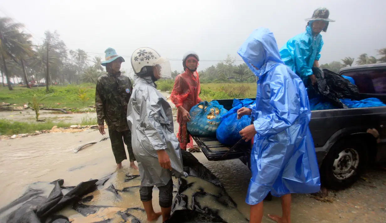 Warga mengangkut barang miliknya sebelum Badai Tropis Pabuk mendekat di Pak Phanang, di Nakhon Si Thammarat, Thailand Selatan (4/1). Puluhan ribu wisatawan telah meninggalkan tiga kawasan resor terpopuler di Thailand. (AP Photo/Sumeth Panpetch)