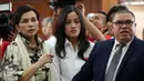 Istri Irman, Liestyana Gusman (kiri) menghadiri sidang perdana praperadilan Irman Gusman di PN Jakarta Selatan, Selasa (18/10). Irman menggugat penangkapan dan penetapan tersangka dirinya terkait kuota impor gula oleh KPK. (Liputan6.com/Helmi Afandi)