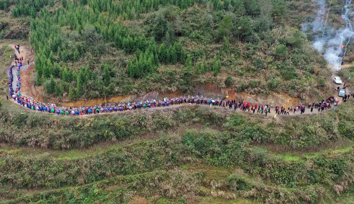 Foto dari udara yang diabadikan menunjukkan orang-orang ikut serta dalam kegiatan rakyat bertema naga di Wilayah Otonom Etnis Miao Songtao di Kota Tongren, Provinsi Guizhou, China barat daya (24/11/2020). (Xinhua/Long Yuanbin)