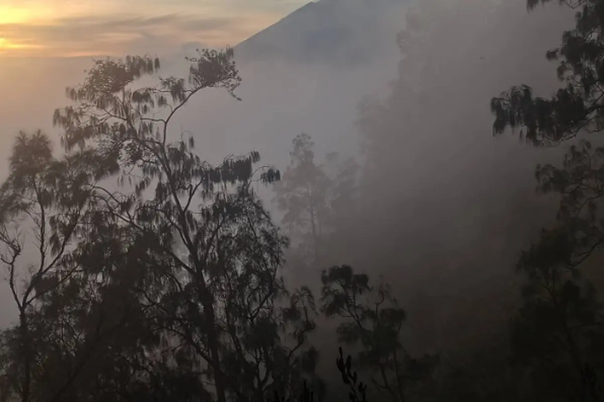 Pakaian Adat Wajib Dikenakan Pendaki Gunung Abang di Bali