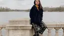 Begini penampilan Aaliyah saat liburan ke luar negeri. Tampil chic memadukan turtleneck top, fur jacket, dan plaid pants. (Instagram/Aaliyah.massaid).