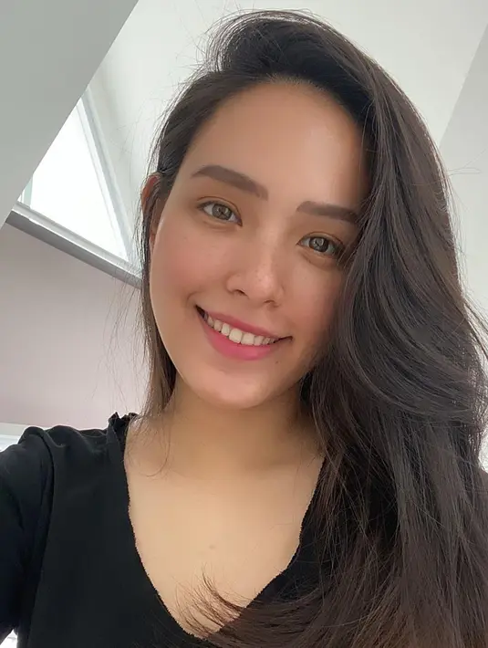 Aura cantiknya Lady Nayoan terpancarkan saat selfie seperti ini. Momen Lady Nayoan pakai outfit hitam ini simpel tapi kece. Ia terlihat tetap elegan dengan kaus hitam yang dikenakannya. (Liputan6.com/IG/ladynayoan)