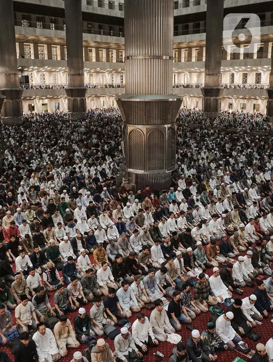 Pada malam ke-25 bulan suci Ramadhan, Masjid Istiqlal dipadati ribuan jemaah yang berlomba-lomba menjemput keutamaan malam lailatul qadar. (merdeka.com/Nanda F. Ibrahim)