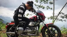 Pemilik nama Mario Marcella Handhika Putra ini merupakan gitaris band Kotak yang sudah banyak dikenal sosoknya. Selain berkecimbung di dunia musik, Cella punya hobi naik motor. (Liputan6.com/IG/@cellanadalam)