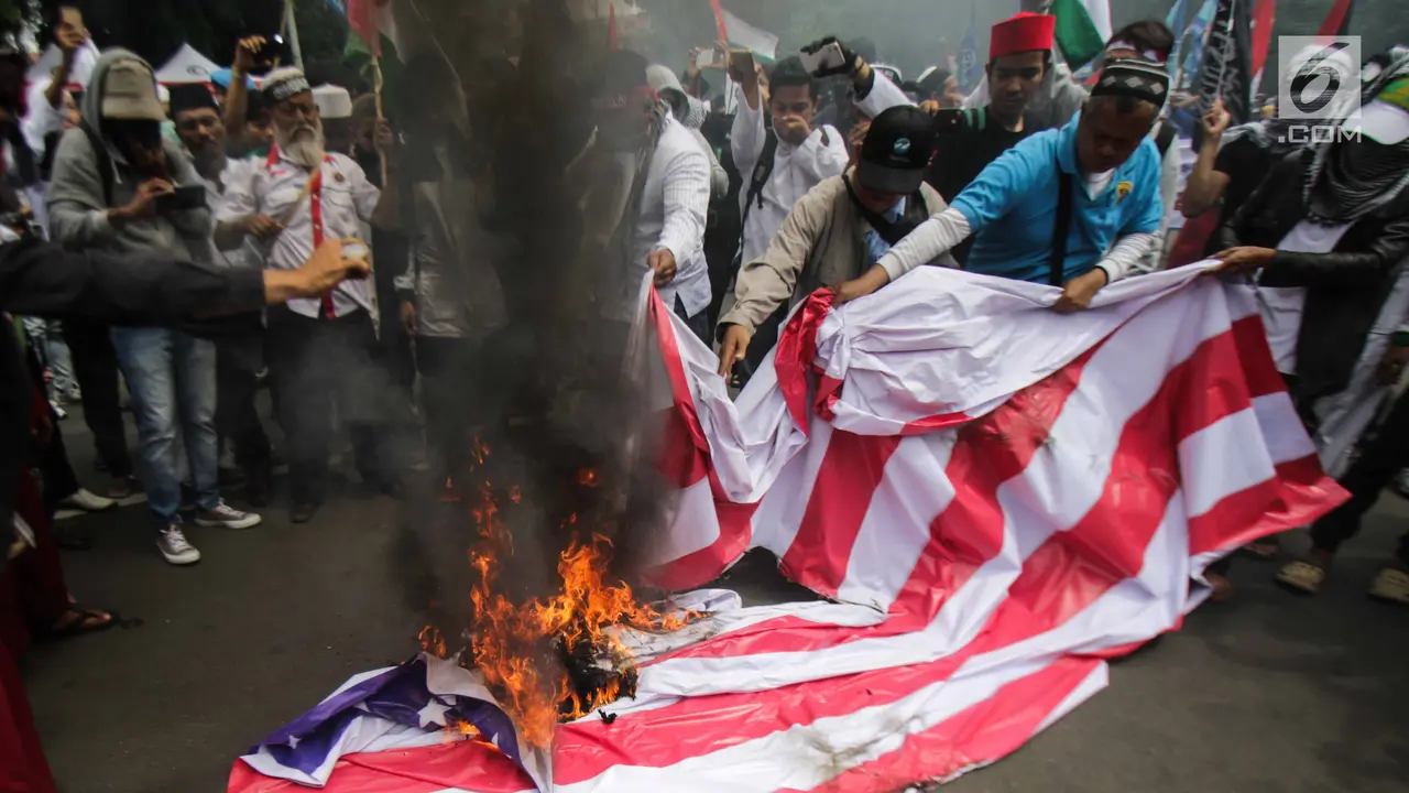 Bendera Amerika Dibakar di Depan kedubes AS