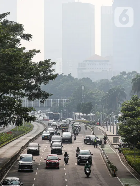 Sejumlah kendaraan melintas di Jalan Sudirman, Jakarta, Rabu (20/7/2022). Dinas Lingkungan Hidup (DLH) DKI Jakarta menyatakan sebanyak 75 persen polusi udara di Ibu Kota berasal dari emisi kendaraan bermotor roda dua dan roda empat. (Liputan6.com/Faizal Fanani)