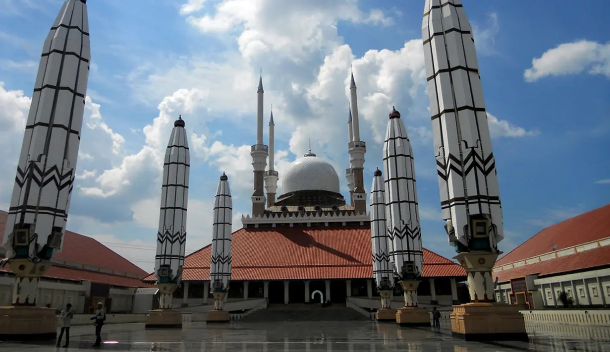 Masjid Agung Semarang terletak di Jawa Tengah. Dibangun sejak tahun 2001 hingga selesai secara keseluruhan pada tahun 2006. Masjid terlihat semakin cantik apabila payung di sekitar masjid ini mengembang bersamaan. (Istimewa)